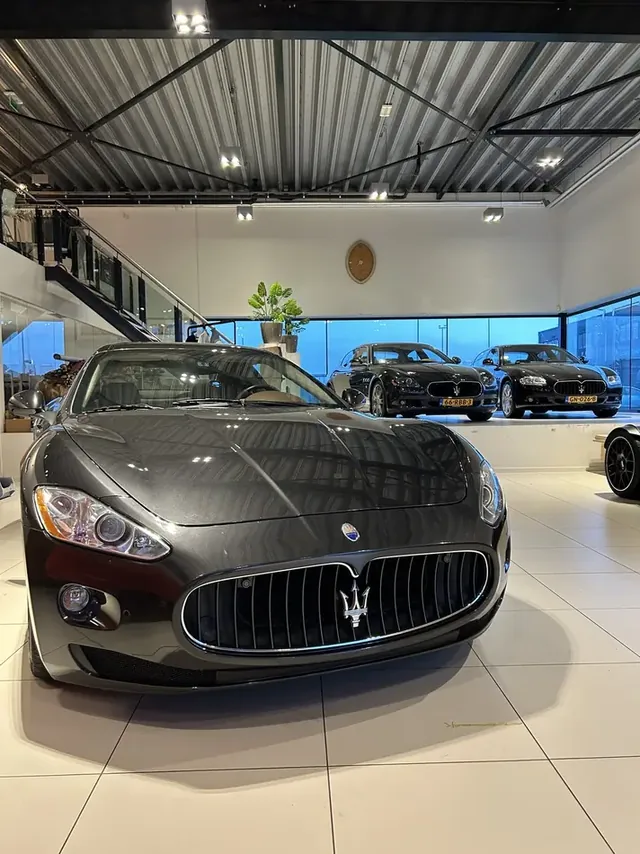 Maserati GranTurismo in de showroom van Helfferich