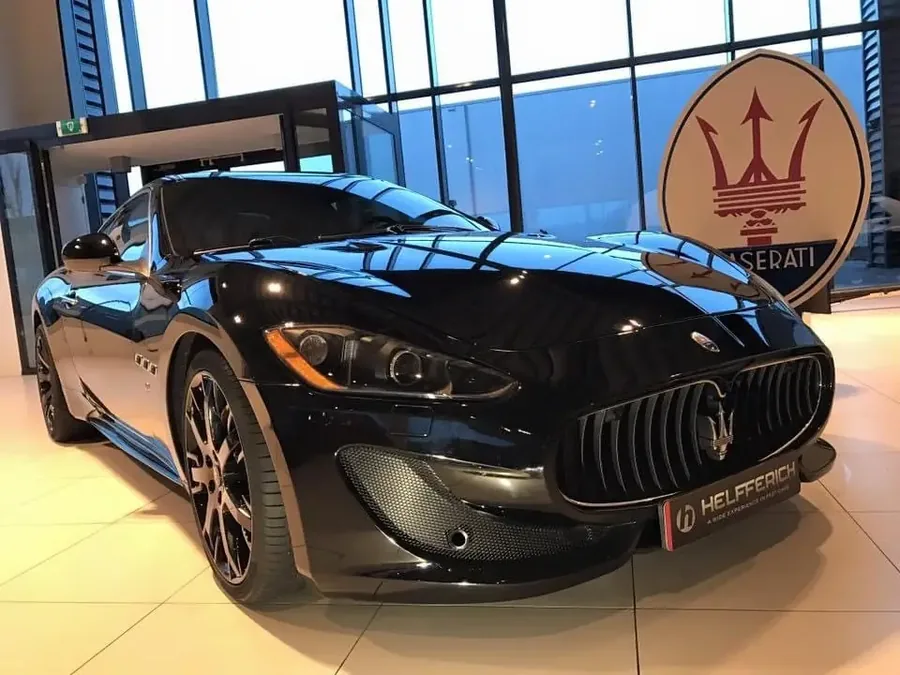 Maserati GranTurismo voor het embleem met de drietand