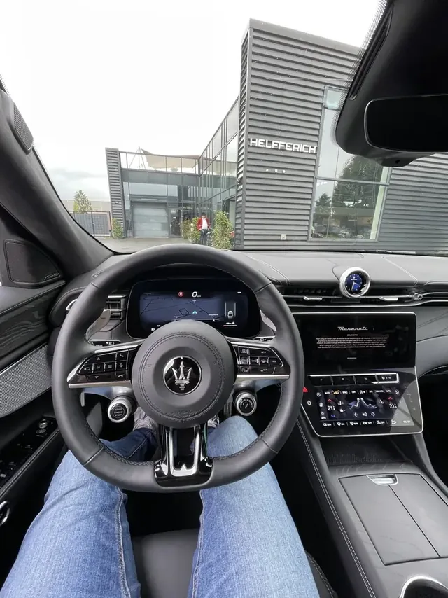 Stuur en dashboard van een moderne Maserati