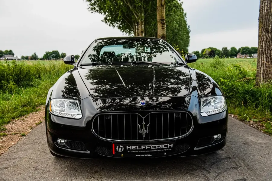 Maserati Quattroporte recht van voren, met de verticale spijlen van het grille