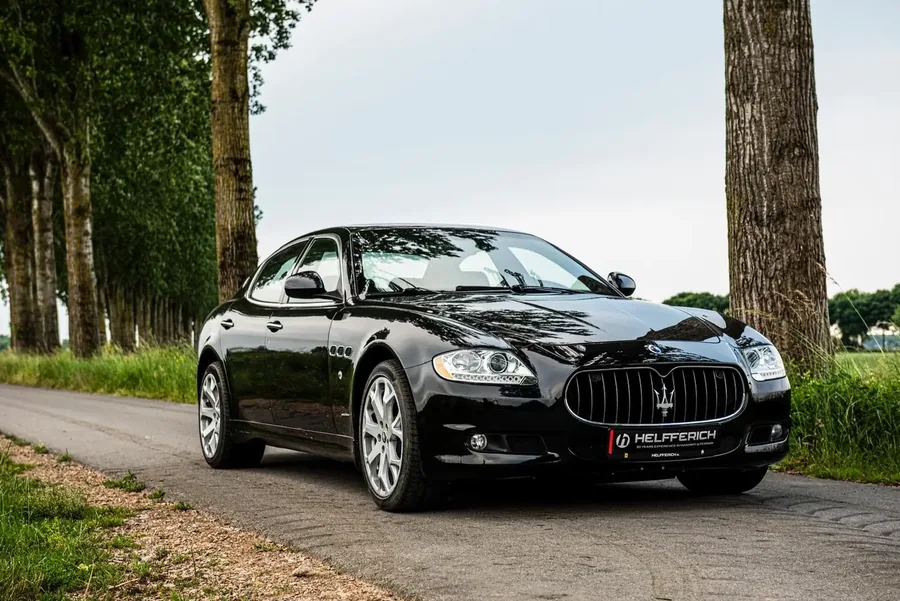 Zwarte Maserati Quattroporte op een populierenlaan in de Betuwe
