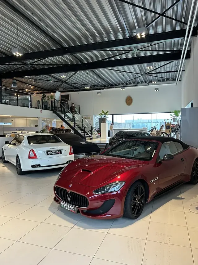 Rode Maserati GranCabrio en witte Quattroporte in de showroom