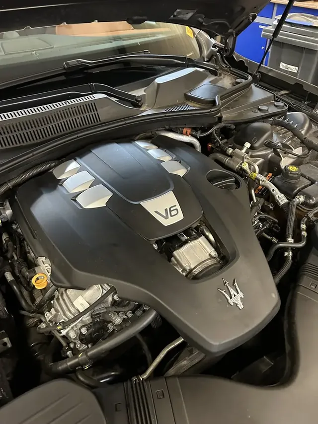 Detail van een Maserati V6-motorblok in de motorruimte