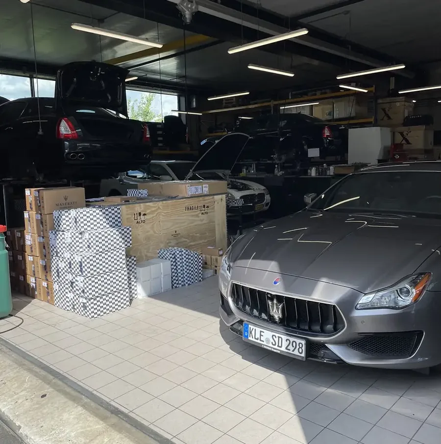 Auto in de werkplaats van Helfferich